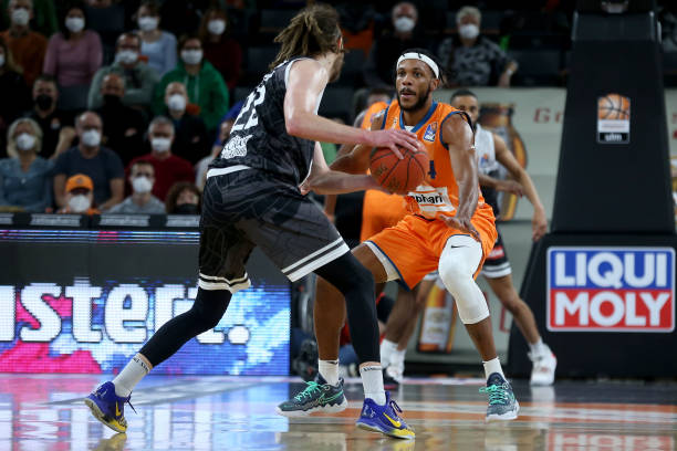 使得其签约 使得其签约